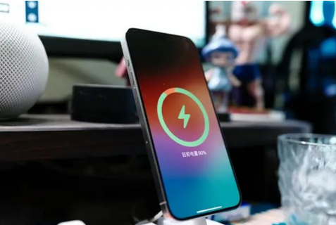 波莲镇苹果15换屏服务分享用什么充电器给iPhone15充电更好 